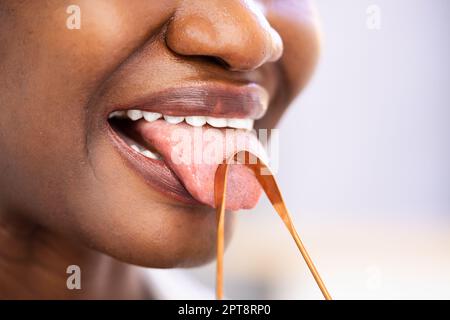 Raschiatore o pulitore della lingua del respiro difettoso Foto Stock