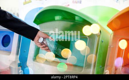 Concetto di Giornata Mondiale dell'ambiente. Donna di affari che getta l'acqua vuota della bottiglia di plastica nel cestino rifiuti rifiuti o bidone, gestione rifiuti ambiente re Foto Stock