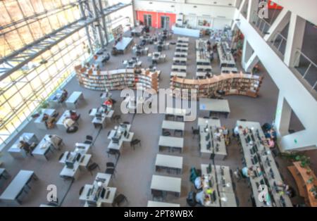 La libreria universitaria visualizza l'immagine sfocata dall'alto Foto Stock