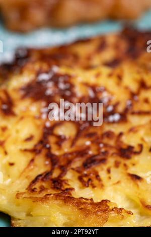 crocchette di patate dolci bavaresi su un piatto Foto Stock
