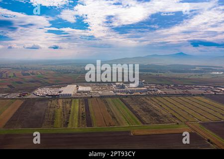 Lavorazione legname fabbrica moderna sopra la vista superiore drone Foto Stock