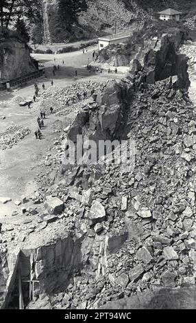 Prigionieri del lavoro forzato che tagliano pietre nella cava di Wiener Graben nel campo di concentramento di Mauthausen. Foto Stock