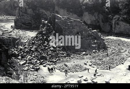 Prigionieri del lavoro forzato che tagliano pietre nella cava di Wiener Graben nel campo di concentramento di Mauthausen. Image Bundesarchiviv, Bild 192-326 / CC-BY-SA 3,0 Foto Stock