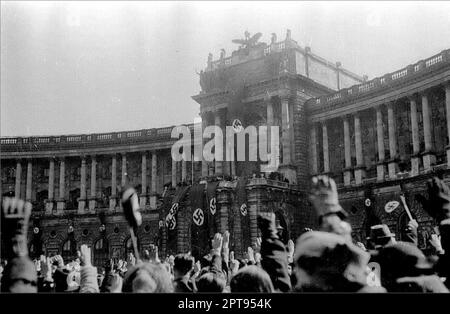 Folle esultanti di Heldenplatz di Vienna che festeggiavano quando Hiter annunciò l'annessione dell'Austria e la sua incorporazione nel Reich tedesco. Foto Stock