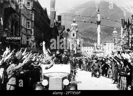 Folle esultanti che festeggiavano l'ingresso della motocicletta di Hitler nel centro di Innsbruck dopo l'annessione dell'Austria e la sua incorporazione nel Greman Reich. Foto Stock