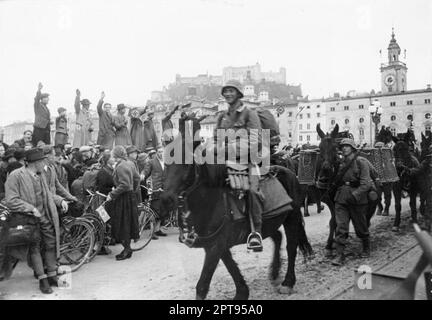 Folle esultanti di Heldenplatz di Vienna che festeggiano mentre i soldati tedeschi attraversano le strade di Salisburgo dopo l'annessione dell'Austria e la sua incorporazione nel Reich tedesco. Bundesarchiv, Bild 146-1985-083-16 / CC-BY-SA 3,0 Foto Stock