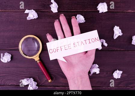 Scrittura con testo Coffee Station, Word scritto su un piccolo ristorante informale che serve tipicamente bevande calde Foto Stock