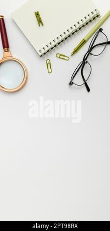 Forniture per ufficio su scrivania con tastiera e bicchieri e tazza da caffè per lavorare Foto Stock