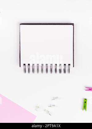 Forniture per ufficio su scrivania con tastiera e bicchieri e tazza da caffè per lavorare Foto Stock