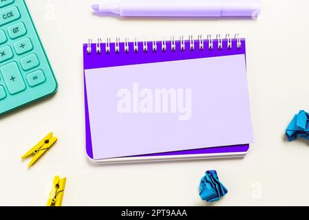 Più foto assortite di cancelleria da ufficio di raccolta posizionate sopra il tavolo Foto Stock