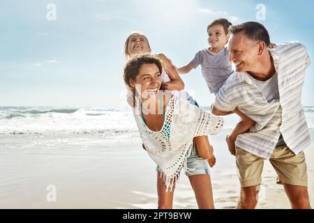 Estati qui e il divertimento è in aumento. una famiglia che si gode un po 'di tempo di qualità insieme in spiaggia. Foto Stock