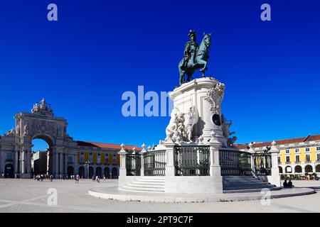 Statua equestre di Re Jose i e arco trionfale Arco da Rua Augusta, Praca do Comercio, Baixa, Lisbona, Portogallo Foto Stock