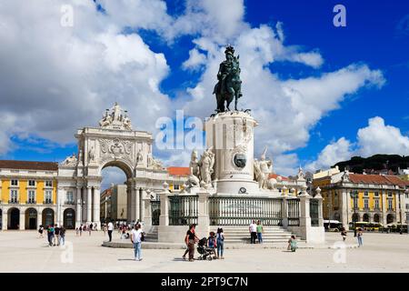 Statua equestre di Re Jose i e arco trionfale Arco da Rua Augusta, Praca do Comercio, Baixa, Lisbona, Portogallo Foto Stock