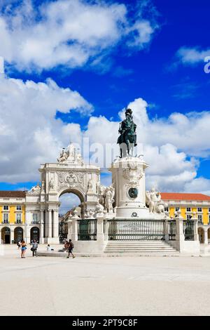 Statua equestre di Re Jose i e arco trionfale Arco da Rua Augusta, Praca do Comercio, Baixa, Lisbona, Portogallo Foto Stock