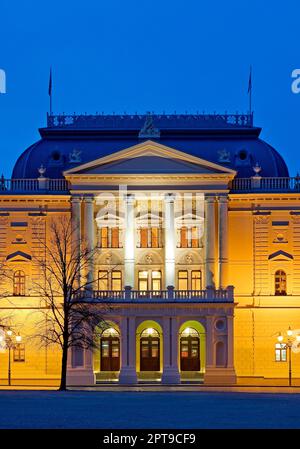 Teatro Statale illuminato di Mecklenburg in serata, Grosses Haus, Schwerin, Mecklenburg-Vorpommern, Germania Foto Stock