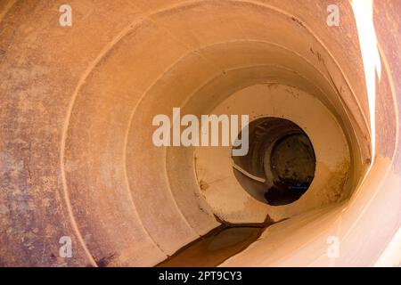 Vista di una vecchia torre dell'acqua arrugginita dall'interno Foto Stock