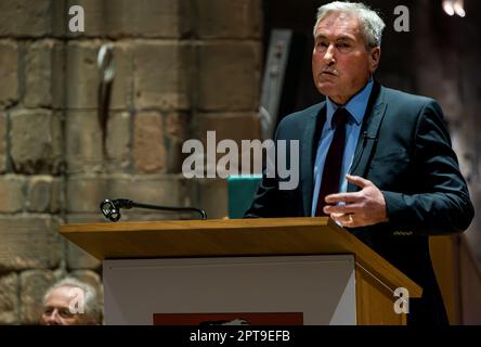 St Mary’s Church, Haddington, East Lothian, Scozia, Regno Unito, 27th aprile 2023. John P Mackintosh Memorial Lecture organizzato dalla University of Edinburgh & East Lothian Lecture Committee. L'evento si svolge in onore dell'ex-docente accademico per Berwick & East Lothian. Nella foto: Iain Gray, ex MSP e Presidente del Comitato delle conferenze della Lothian Orientale. Credit: Sally Anderson/Alamy Live News Foto Stock