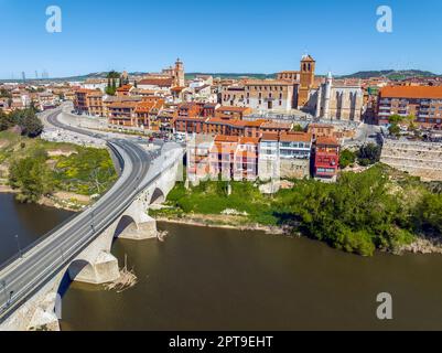 Vista panoramica sul villaggio di Tordesillas e sul fiume Douro in provincia di Valladolid, Spagna Foto Stock