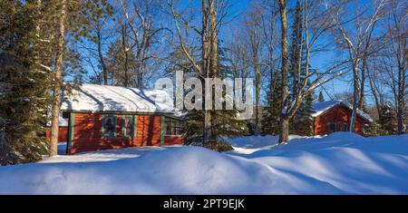 Rifugio in legno nel Wisconsin settentrionale. Foto Stock