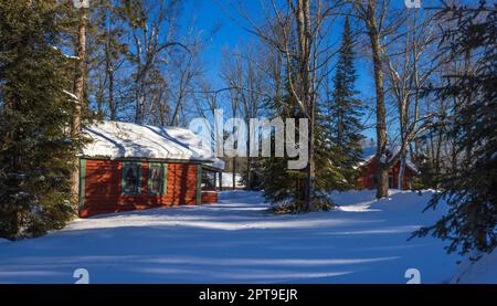 Rifugio in legno nel Wisconsin settentrionale. Foto Stock