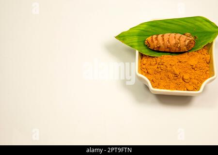 curcuma, radici e polvere in un primo piano Foto Stock