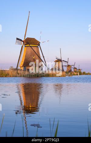 Europa, Paesi Bassi, Olanda del Sud, Kinderdijk. I mulini a vento di Kinderdjik, patrimonio dell'umanità dell'UNESCO. Foto Stock