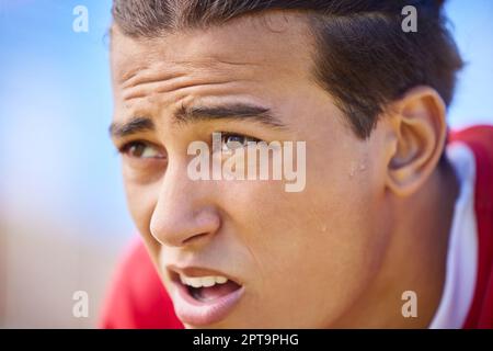 Giocatore di calcio, stanco e sudore sul viso dopo l'allenamento sportivo, gioco o partita sensazione di stanchezza e respirazione pesante all'aperto dopo l'allenamento. Calcio, exe Foto Stock