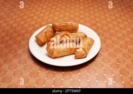 Delizioso piatto cinese conosciuto come involtini d'uovo Foto Stock