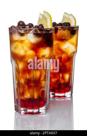 Due bicchieri con rum, ghiaccio, limone e fragola cocktail isolato su bianco Foto Stock