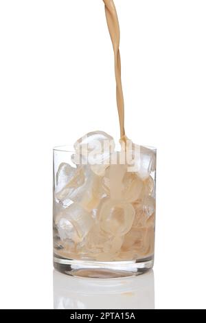 Liquore irlandese cremoso versato in un bicchiere pieno di ghiaccio. Foto Stock