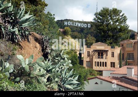 Homes and the Hollywood Sign in the Hollywood Hills, Los Angeles, CA Foto Stock
