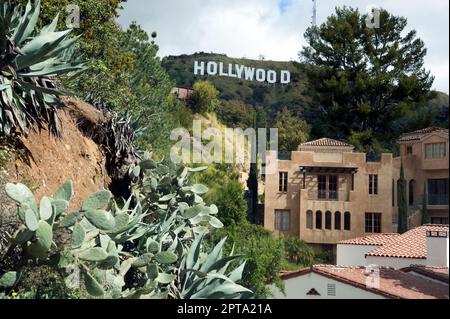 Homes and the Hollywood Sign in the Hollywood Hills, Los Angeles, CA Foto Stock