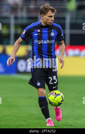 Nicolo Barella del FC Internazionale visto in azione durante la Coppa Italia 2022/23 semi Final 2st LEG Football Match tra FC Internazionale e Juventus FC allo Stadio Giuseppe Meazza. Punteggio finale; FC Internazionale 1:0 Juventus FC Foto Stock