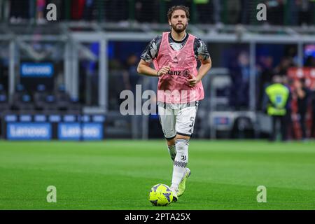 Milano, Italia. 26th Apr, 2023. Manuel Locatelli della Juventus FC si scalda davanti alla partita di calcio della Coppa Italia 2022/23 semi Final 2st LEG tra FC Internazionale e Juventus FC allo Stadio Giuseppe Meazza. Punteggio finale; FC Internazionale 1:0 Juventus FC (Foto di Fabrizio Carabelli/SOPA Images/Sipa USA) Credit: Sipa USA/Alamy Live News Foto Stock