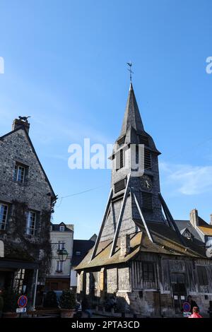 Honfleur, è un, comune, nel Calvados, dipartimento, in, Normandia, Normandie, nord-ovest della Francia,.si trova sul, sud, banca, di, estuario, Di, Senna, ed è particolarmente noto per il suo, Porto Vecchio, porto, Porto Vecchio, e la Chiesa di Sainte-Catherine, che ha un, Campanile, separato dal principale edificio, ed è la più grande chiesa in legno, in, France.French,Europe,European, Foto Stock