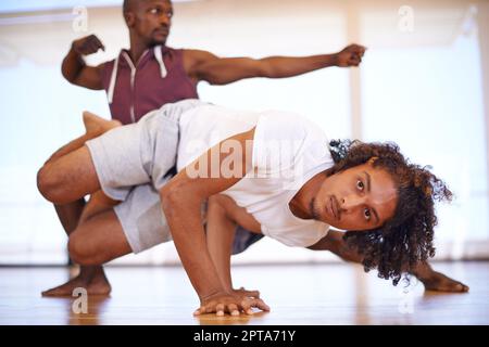 Mantenersi in forma con la capoeira. Due giovani che praticano in uno studio di danza Foto Stock