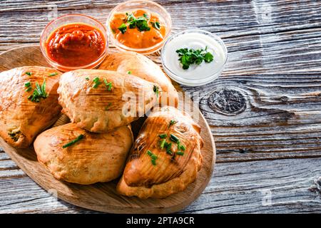 Composizione con un piatto di pierogi al forno Foto Stock