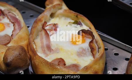 Una specie di cibo khachapuri con pancetta e salsicce Foto Stock