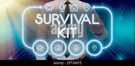 Visualizzazione concettuale Survival Kit, foto concettuale di emergenza raccolta di articoli per aiutare qualcuno Foto Stock