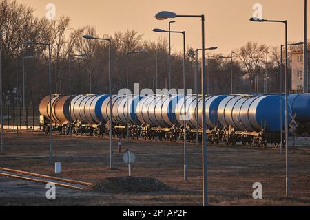 Vagoni di silo di treno di trasporto sulle rotaie Foto Stock