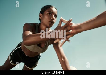 Lavoro di squadra, fitness e esercizi di alto livello in città, tenendo le mani con il compagno di allenamento. Salute, sostegno e donna nera che si esercita con un amico. TR Foto Stock