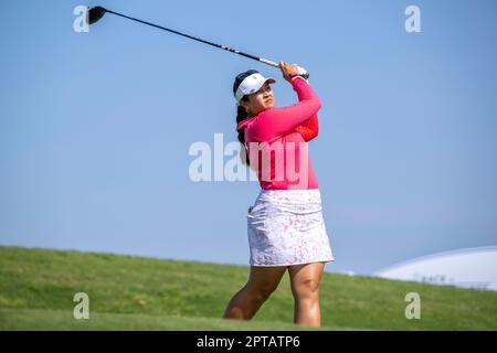 27 aprile 2023, Los Angeles, California, U: Il giocatore LPGA Lilia Vu si tee al Wilshire Country Club il 27 aprile 2023 durante il 1st° round del JM Eagle Championship presentato da Plato. (Credit Image: © Mark Edward Harris/ZUMA Press Wire) SOLO PER USO EDITORIALE! Non per USO commerciale! Foto Stock