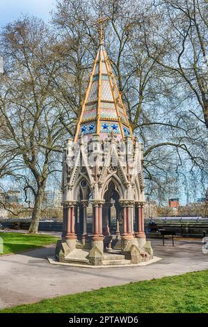 LONDRA - 10 APRILE 2022: Buxton Memorial Fountain, monumento iconico situato all'interno dei Victoria Tower Gardens, Londra, Inghilterra, Regno Unito Foto Stock