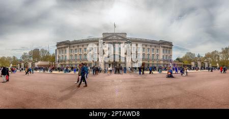 LONDRA - 11 APRILE 2022: Vista panoramica con la facciata di Buckingham Palace, residenza reale londinese del monarca del Regno Unito Foto Stock