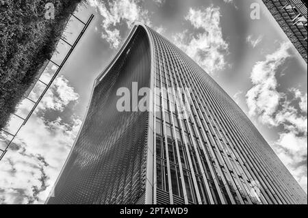 LONDRA - 13 APRILE 2022: L'edificio 20 Fenchurch Street, alias Walkie Talkie, a Londra, Inghilterra, Regno Unito. Il grattacielo è il quinto edificio più alto della città Foto Stock