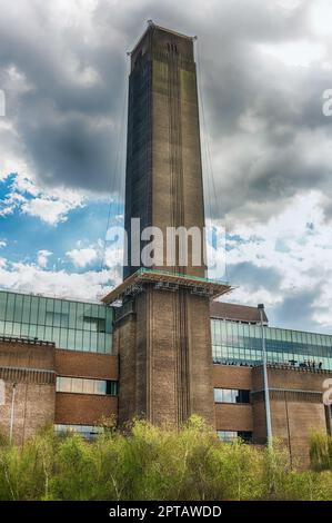 LONDRA - 15 APRILE 2022: Camino della Tate Modern Gallery, Londra, Inghilterra, Regno Unito. La galleria è una centrale elettrica bankside in disuso di fronte al fiume Tha Foto Stock