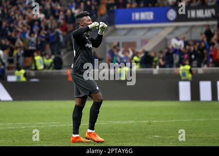 Milano, Italia. 26th Apr, 2023. Italia, Milano, apr 26 2023: Andre? Onana (portiere FC Inter) festeggia la vittoria e saluta i fan alla fine della partita di calcio FC INTER vs JUVENTUS FC, SF 2nd leg Coppa Italia 2022-2023 stadio San Siro (Credit Image: © Fabrizio Andrea Bertani/Pacific Press via ZUMA Press Wire) SOLO PER USO EDITORIALE! Non per USO commerciale! Foto Stock