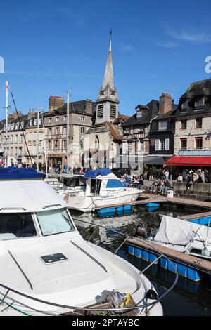 Honfleur, è un, comune, nel Calvados, dipartimento, in, Normandia, Normandie, nord-ovest della Francia,.si trova sul, sud, banca, di, estuario, Di, Senna, ed è particolarmente noto per il suo, Porto Vecchio, porto, Porto Vecchio, e la Chiesa di Sainte-Catherine, che ha un, Campanile, separato dal principale edificio, ed è la più grande chiesa in legno, in, France.French,Europe,European, Foto Stock