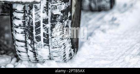 Battistrada perfetto per una giornata di neve. Primo piano di un pneumatico auto nella neve Foto Stock