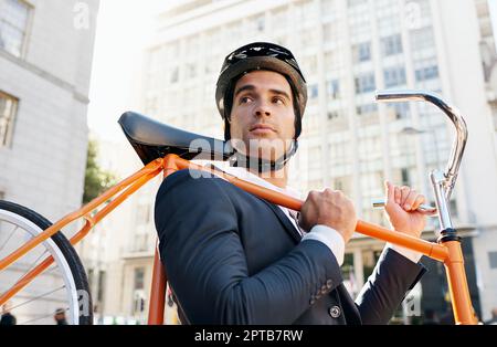 Pronto per questa giornata. un bel uomo d'affari che viaggia per lavoro in bicicletta Foto Stock